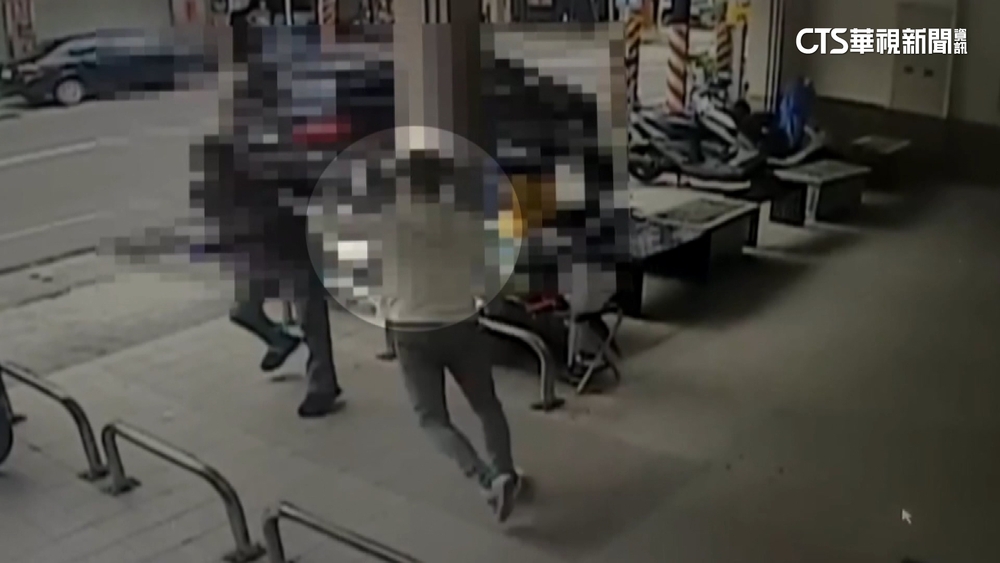 行車糾紛變肉搏戰　2男雙雙亮「槍」當街互毆