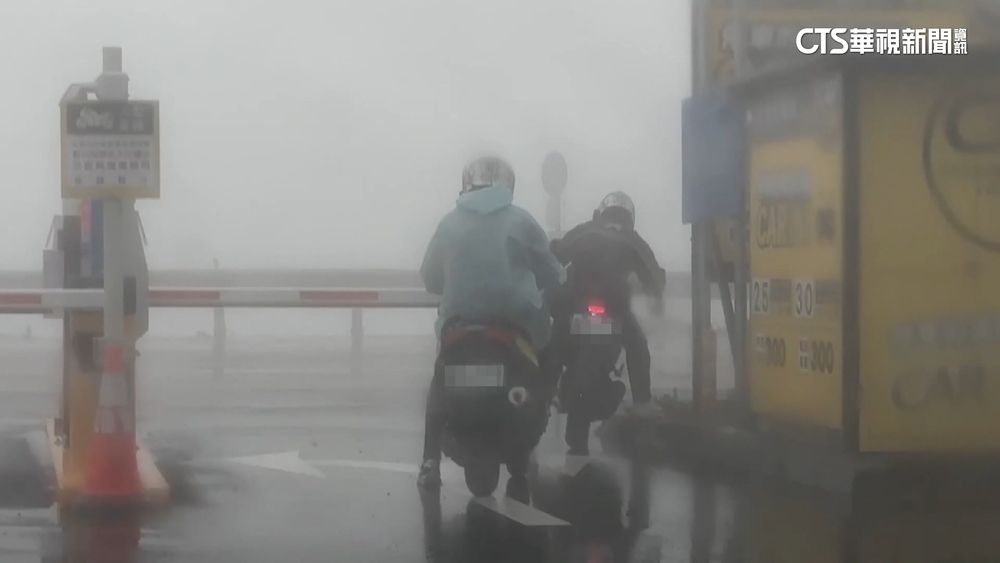 繳不出20元？海拔最高停車場　騎士集體逃票