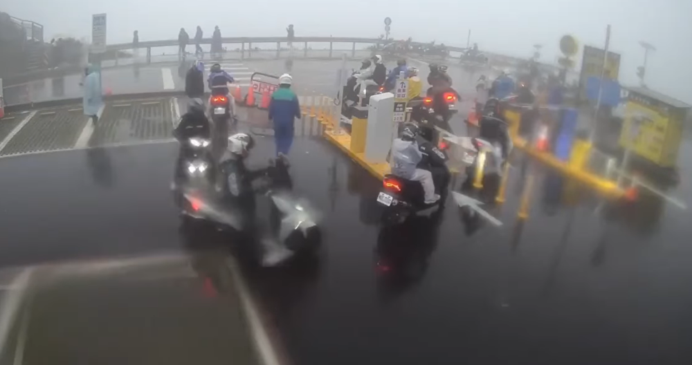 武嶺停車場逾10輛機車鑽「漏洞」只為省20元　網看傻：使用者付費很難嗎