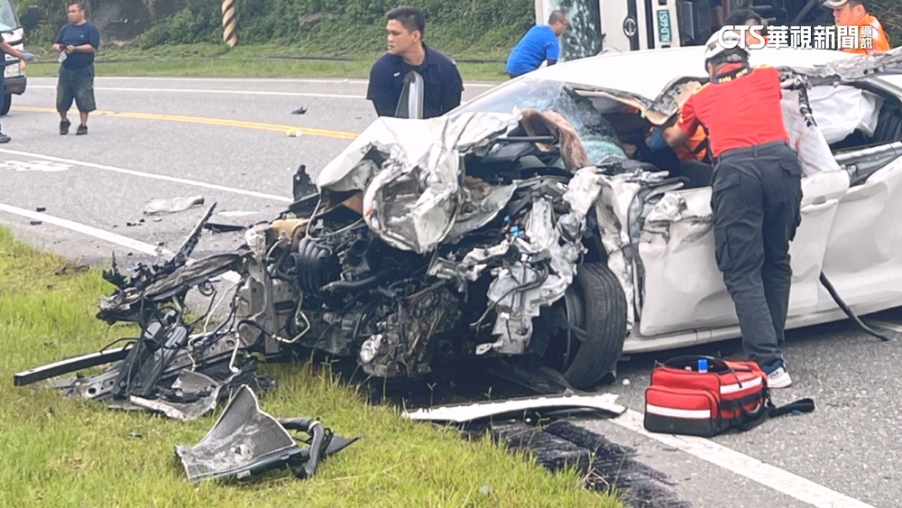 台11線兩車對撞　車內驚見空氣槍.水鹿頭骨