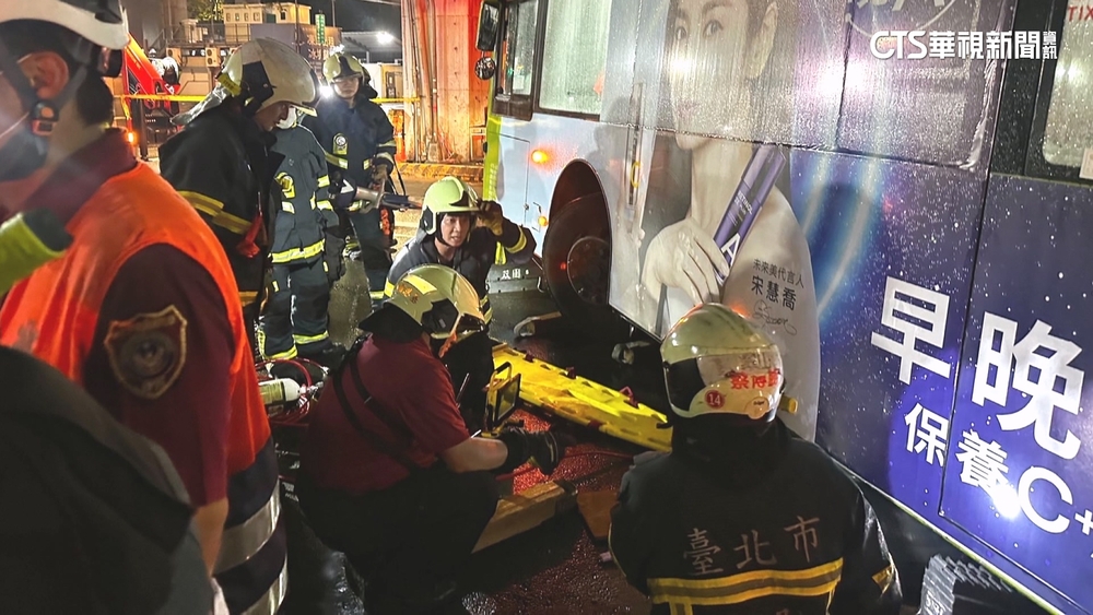公車與單車擦撞！　婦遭捲車底　警消助脫困