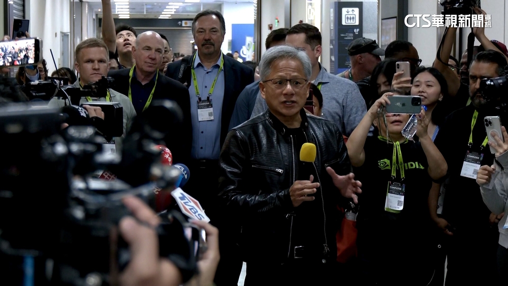 黃仁勳擴大對台AI投資　一早現身輝達內湖辦公室