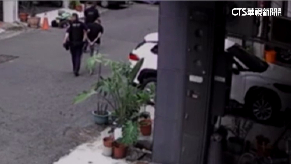 嫌遇盤查轉頭跑！鬧區追逐300米　警拔槍恫嚇逮人