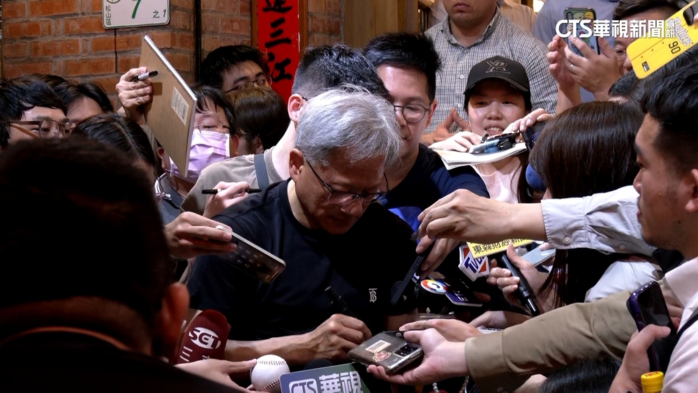 「仁」來瘋！　黃仁勳私廚晚宴　粉絲冒雨店外等候