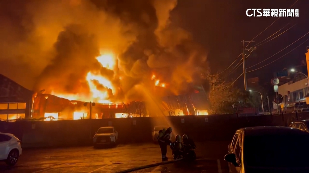 楊梅塑膠工廠傳爆炸火警！　消防出動「美洲豹」灌救