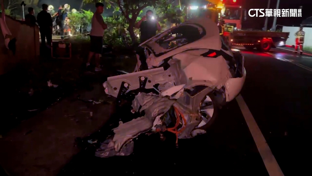 轎車衝出國道護欄墜6米　斷成兩截1人拋飛重傷