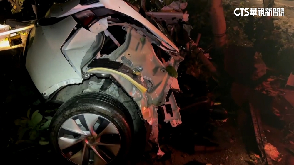 特斯拉打滑？國道「墜6米斷兩截」　副駕男噴飛身亡