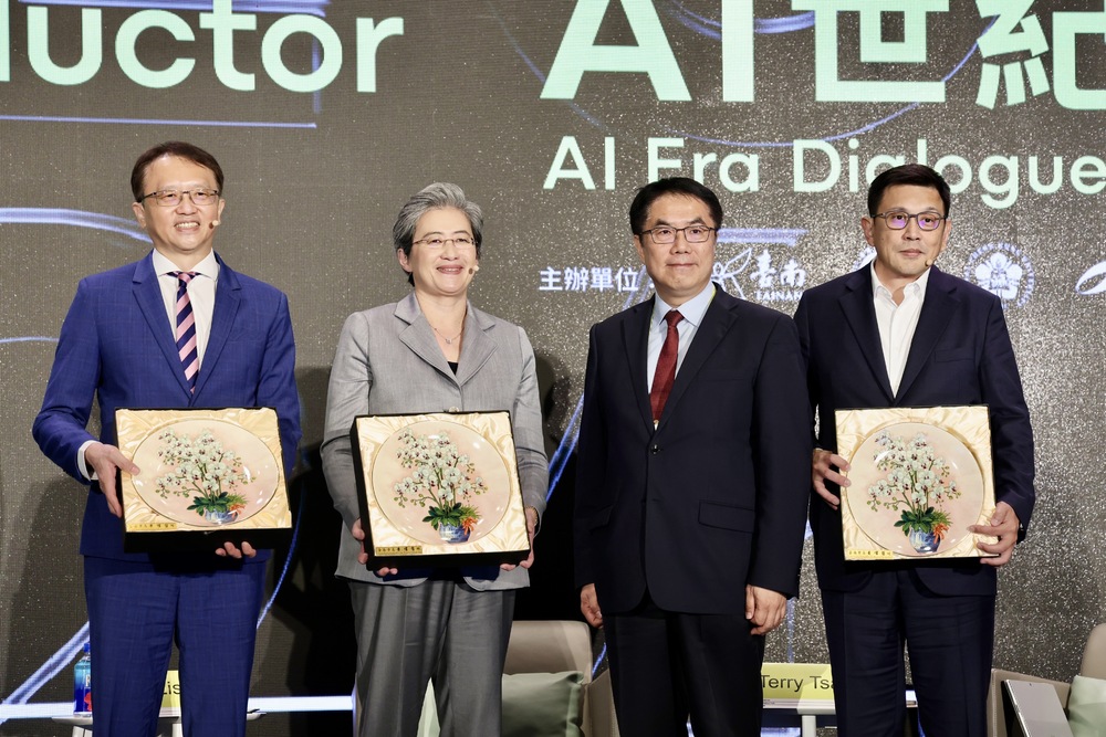 蘇姿丰回故鄉台南開講 黃偉哲送家鄉味伴手禮迎接