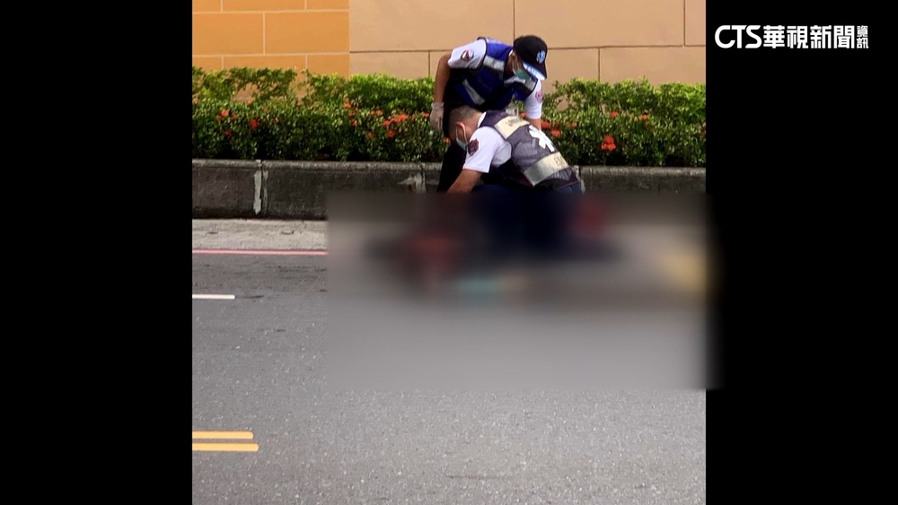 義大世界外驚悚車禍　騎士疑超車遭水泥車追撞