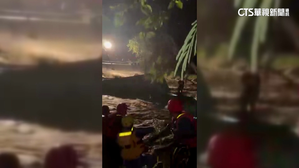 山區大雨溪水暴漲男釣客受困　消防員拋繩驚險救援