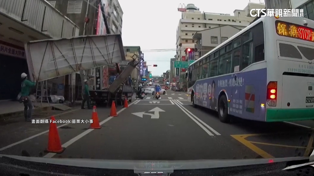 險！　藥局裝修拆招牌墜馬路　後方駕駛警覺避開