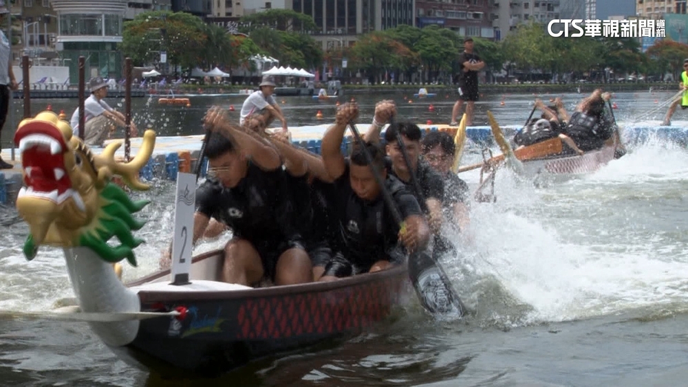 高雄愛河龍舟拔河賽登場　2船「相連」拚勝負
