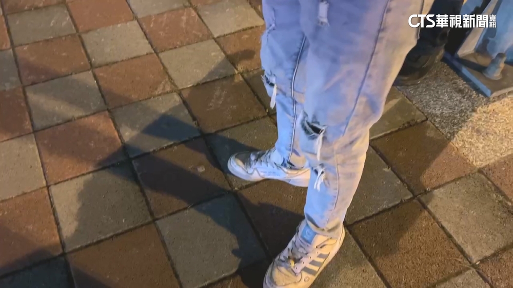 車燈太暗？汽車追撞機車　騎士噴飛5米命危