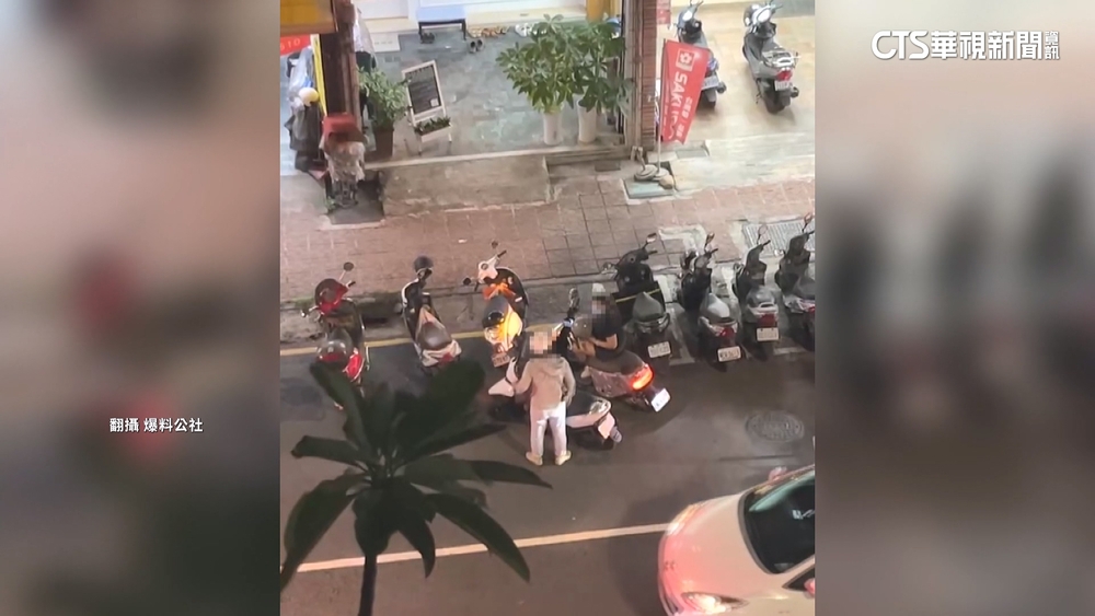不滿被叭！2騎士街頭安全帽互K　民眾嚇壞報警