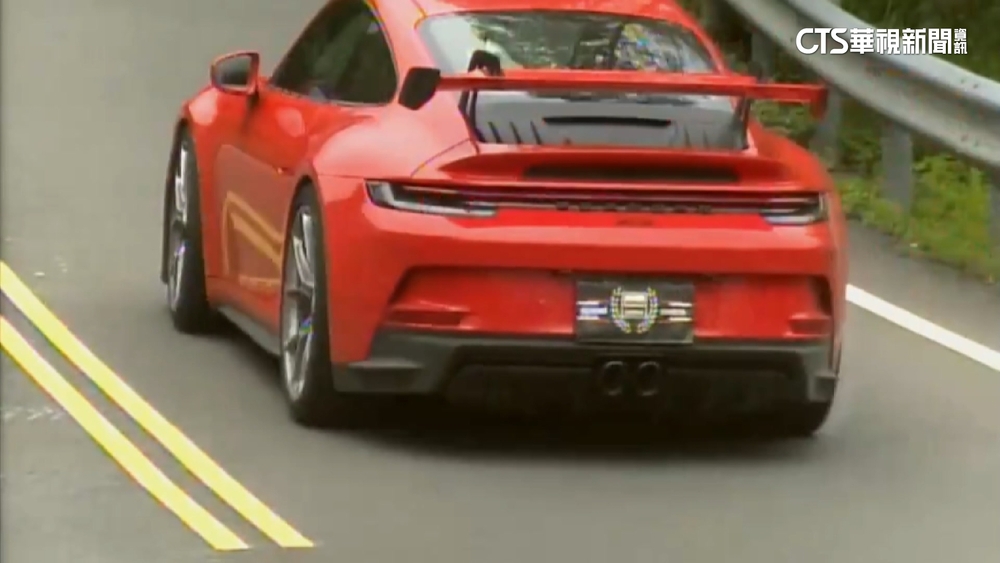 2跑車「遮牌」奔馳台三線遭檢舉　警攔查開罰