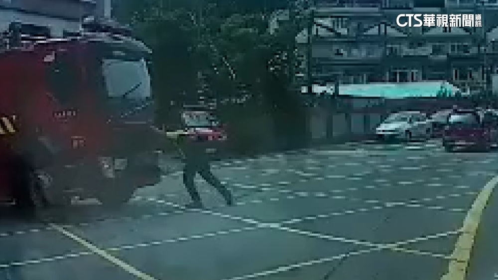 疑手煞沒拉好！消防車滑撞電桿　消防員肉身擋車