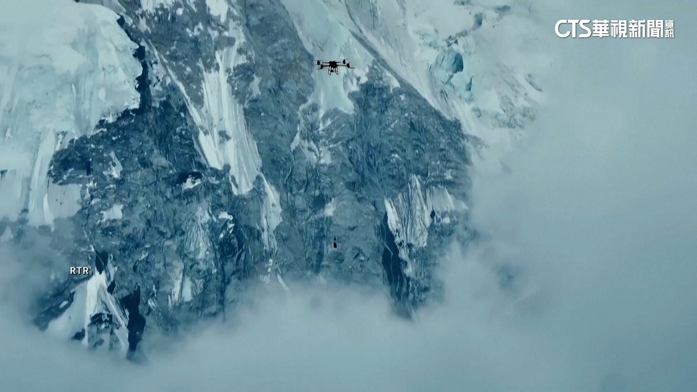 無人機穿梭「送貨」　攀登聖母峰補給更安全