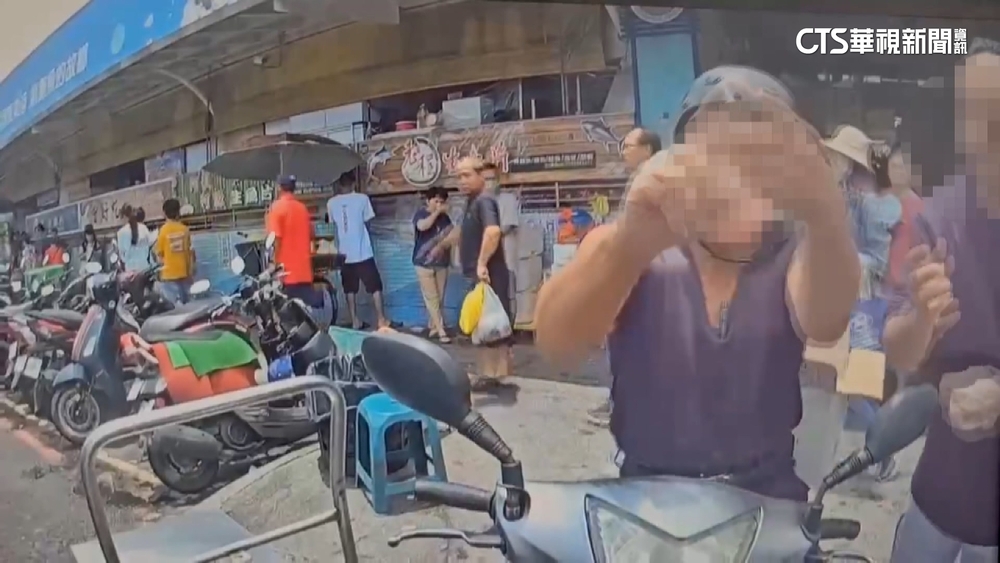 華僑市場違停卸貨遭取締　攤商不滿怒槓員警