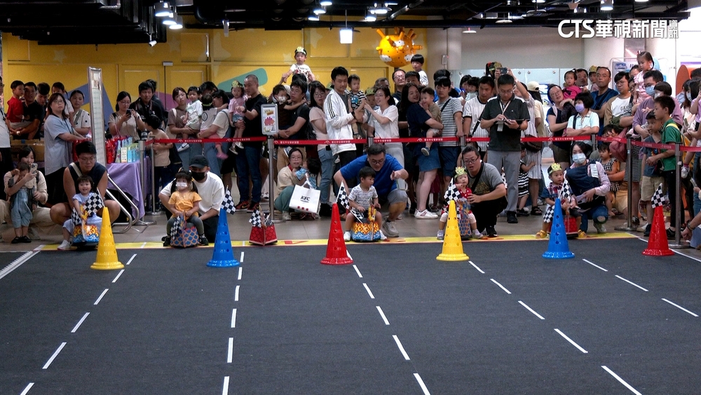 端午陸上龍舟賽！　小小選手雙腳當槳　親子拚奪旗