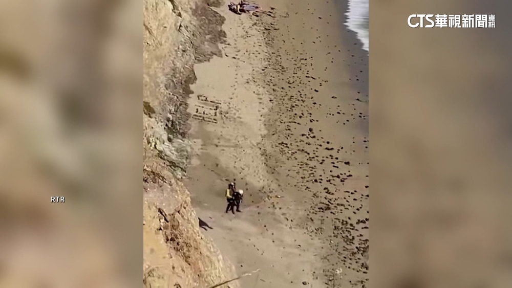 美衝浪男困淺灘　石塊排HELP引直升機獲救