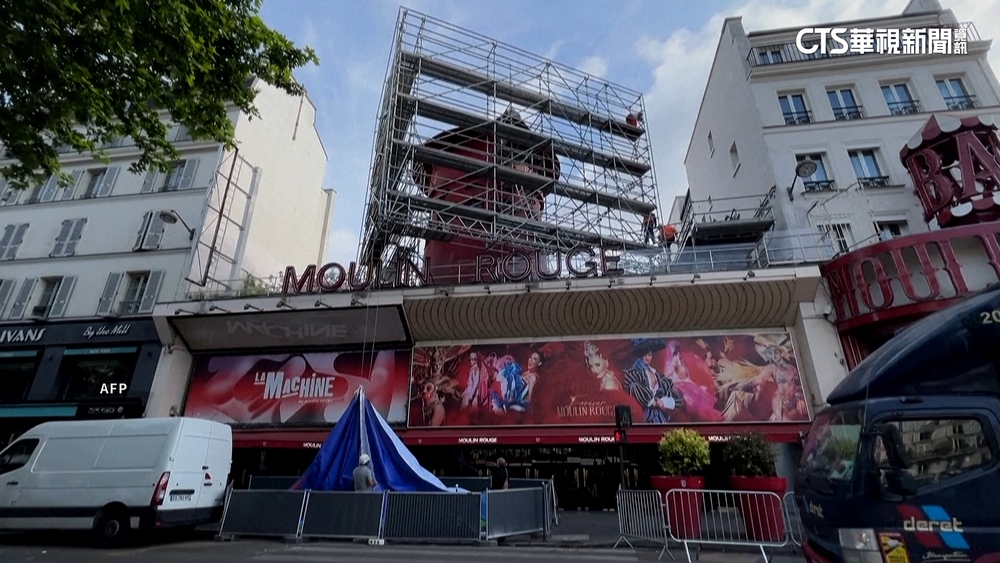 紅風車葉片脫落砸中招牌　法國巴黎紅磨坊整修
