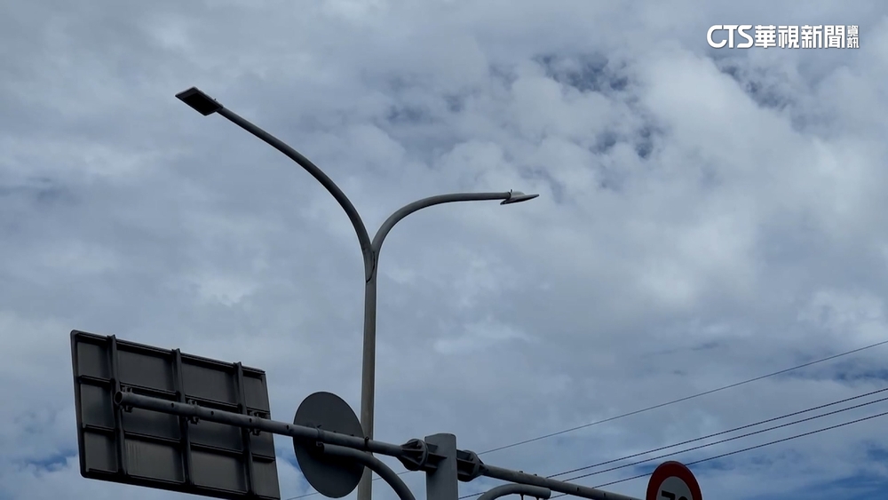 開趴？　整排路燈入夜狂閃　民眾怨「開車好危險」