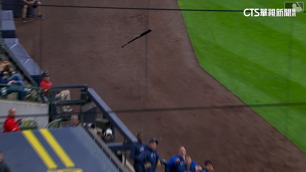 Guerrero甩棒卡護網　出動套環長竿救球棒