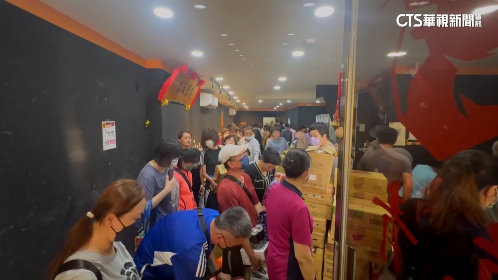 知名團購超市驚傳惡意倒閉　民眾瘋搶5折商品