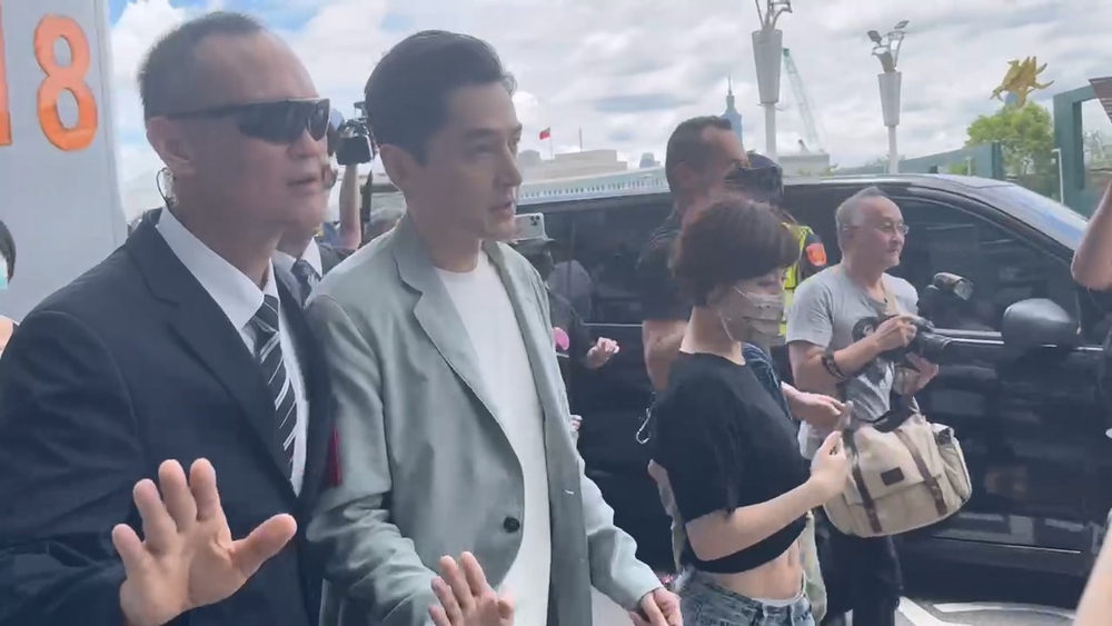 胡歌睽違6年來台！笑容滿面帥氣現身 開心喊：好想你們