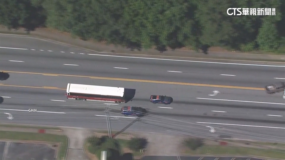 美巴士遭劫持釀1死　警匪公路上演追逐大戰