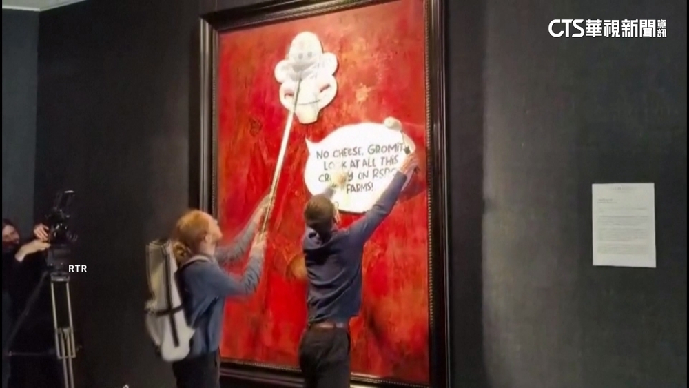 抗議生產起司！　動保團體對英王畫作下手