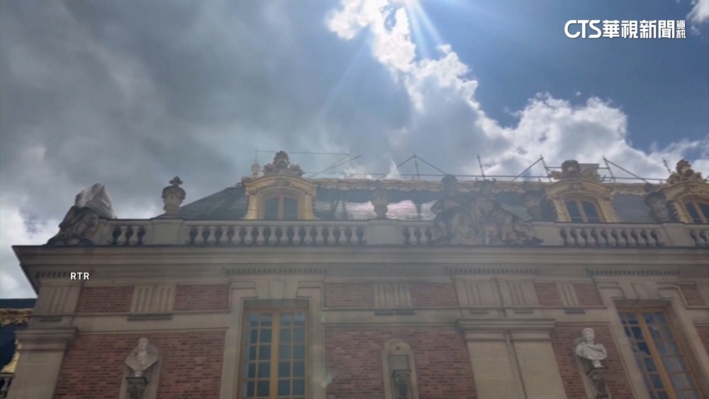 法國凡爾賽宮失火黑煙直竄　疑翻修屋頂釀禍