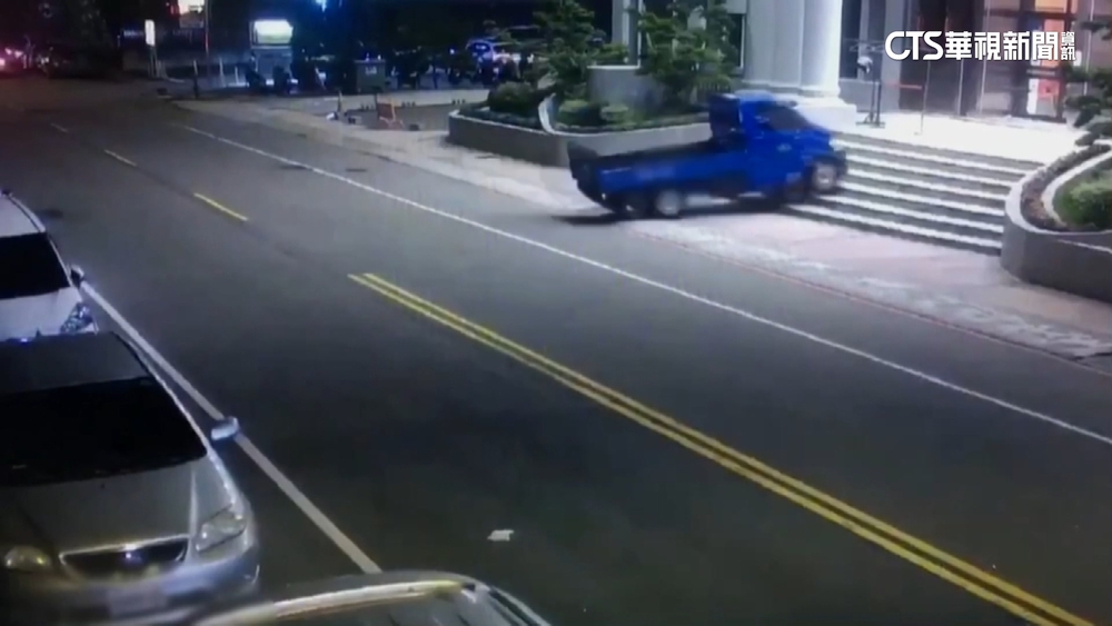 稱「不滿未錄取健身教練」　男開貨車撞館長健身房