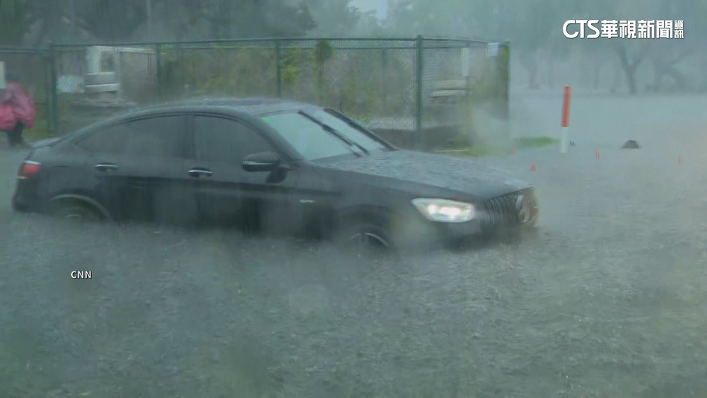 美佛州風暴狂襲淹大水　民眾苦中作樂划獨木舟