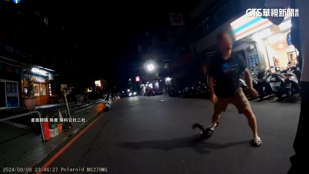 不滿重機騎士未禮讓　行人砸水瓶上演全武行