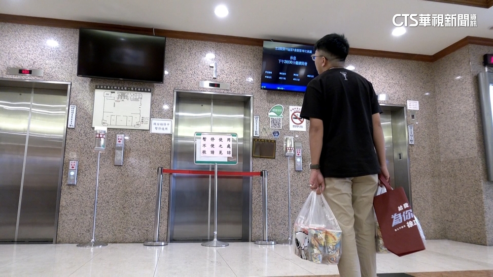 立院電梯又故障　藍綠立委等3人受困10分鐘