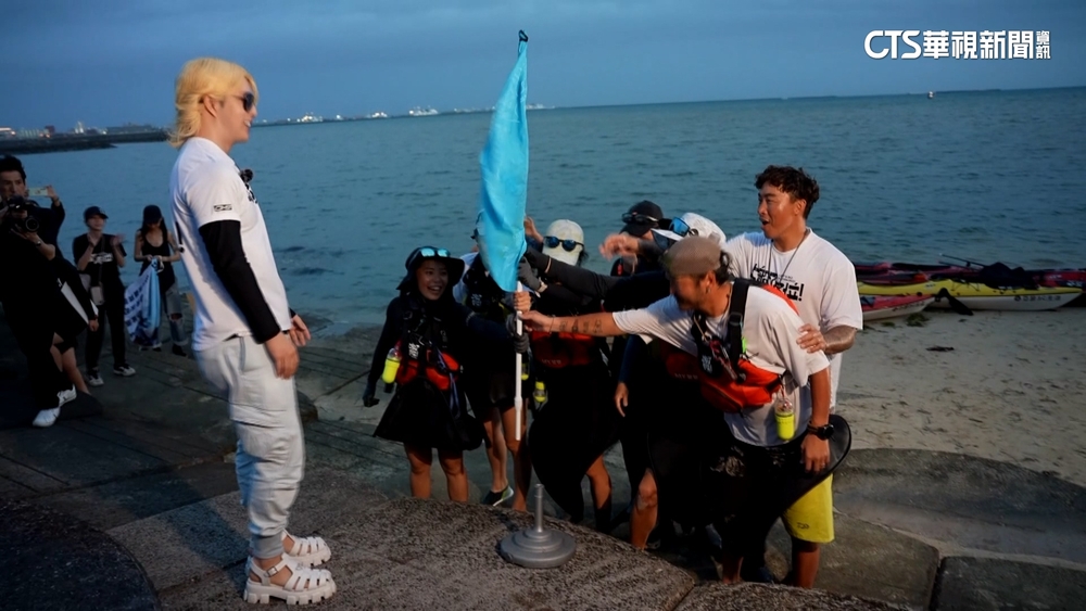 歷時55小時完成任務！　7藝人「划獨木舟」登石垣島