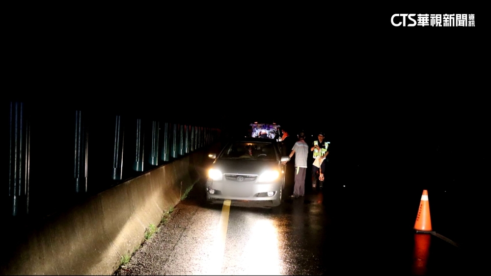 7旬翁開大燈逆向飆台61　「跨3縣市」撞車才停下