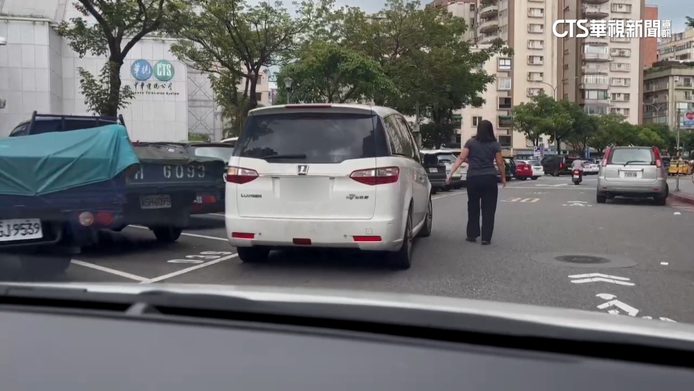 一位難求！　停車並排卡位違規　恐釀視線死角
