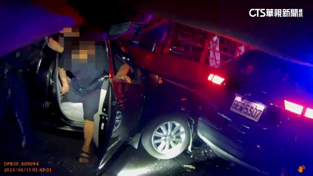 違規拒檢失控撞貨車　警破窗逮通緝犯抄出毒