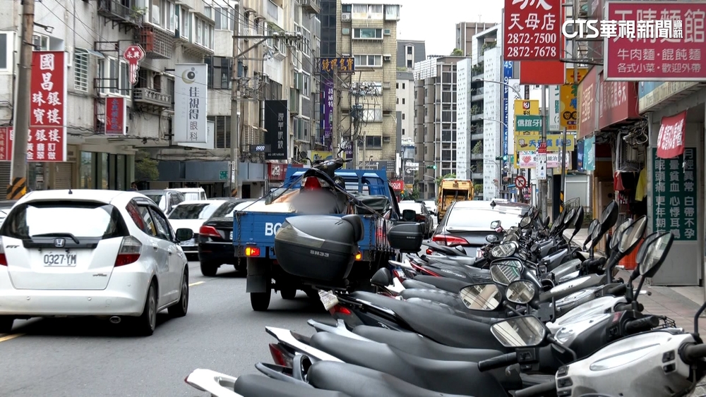 併排等車格導致車禍　騎士骨折.撞人駕駛判拘役