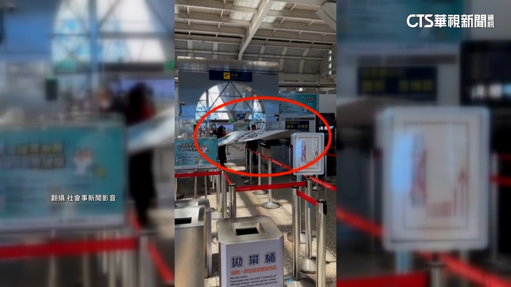 碰！高雄小港機場迎賓看板突掉落　險砸旅客嚇壞