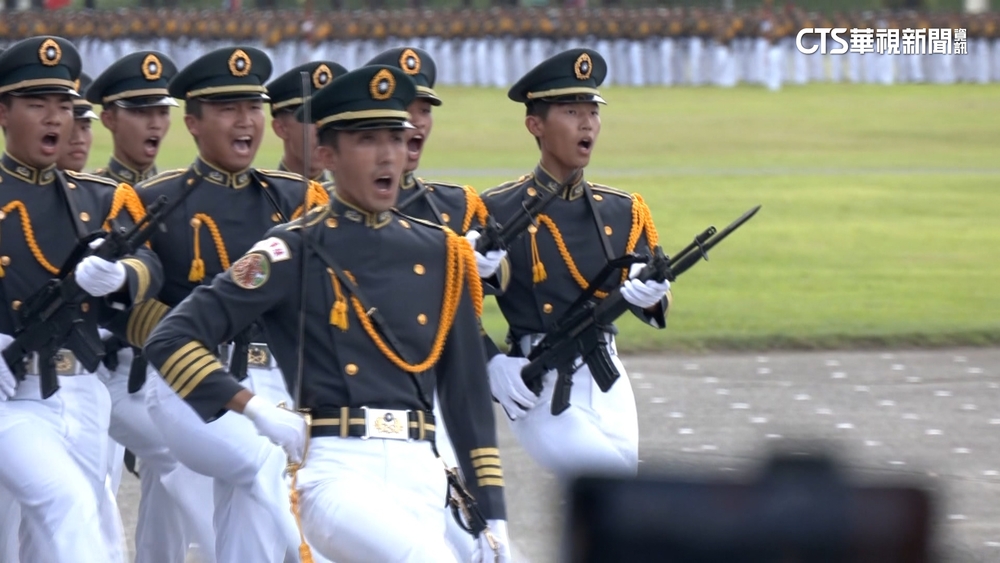 陸官百年校慶　女官校生組正步連　踢正步成絕響？