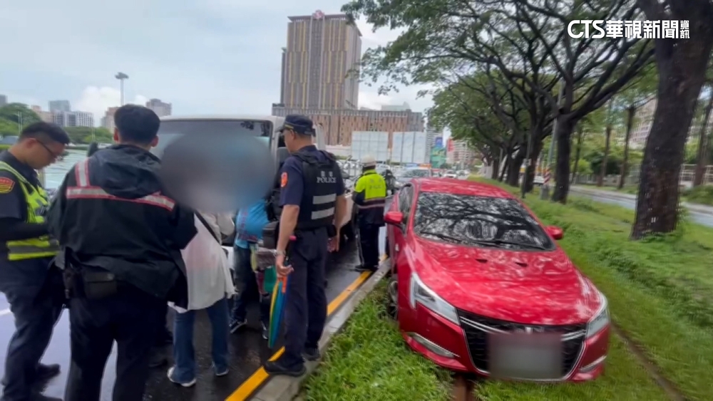 高雄輕軌又傳「誤闖」！　女駕駛暈眩卡軌道　停駛1小時