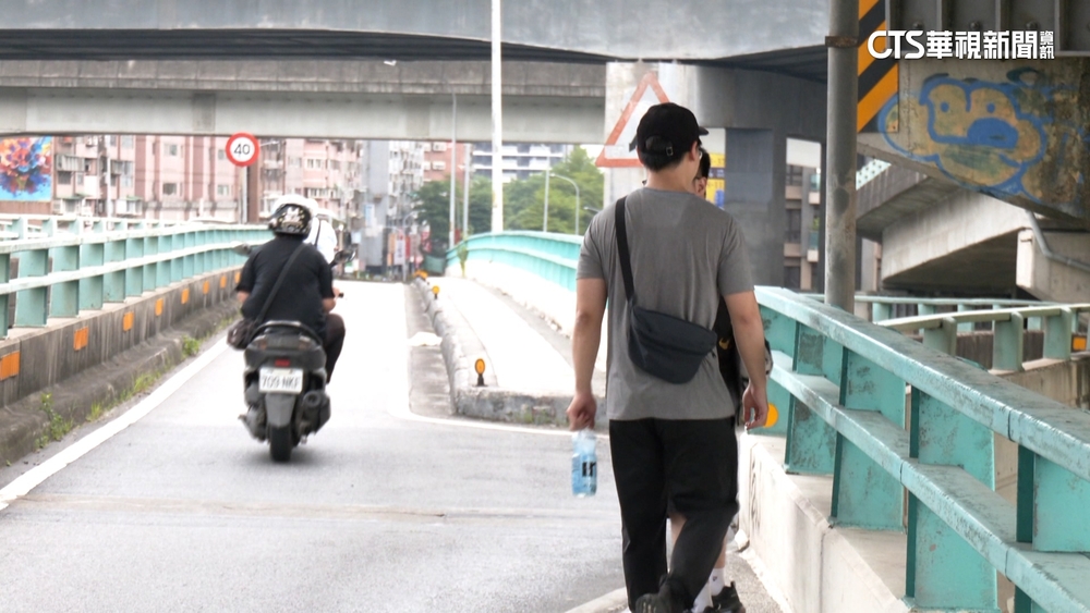冒險通過？　中興橋「人行道中斷」設計不良挨批