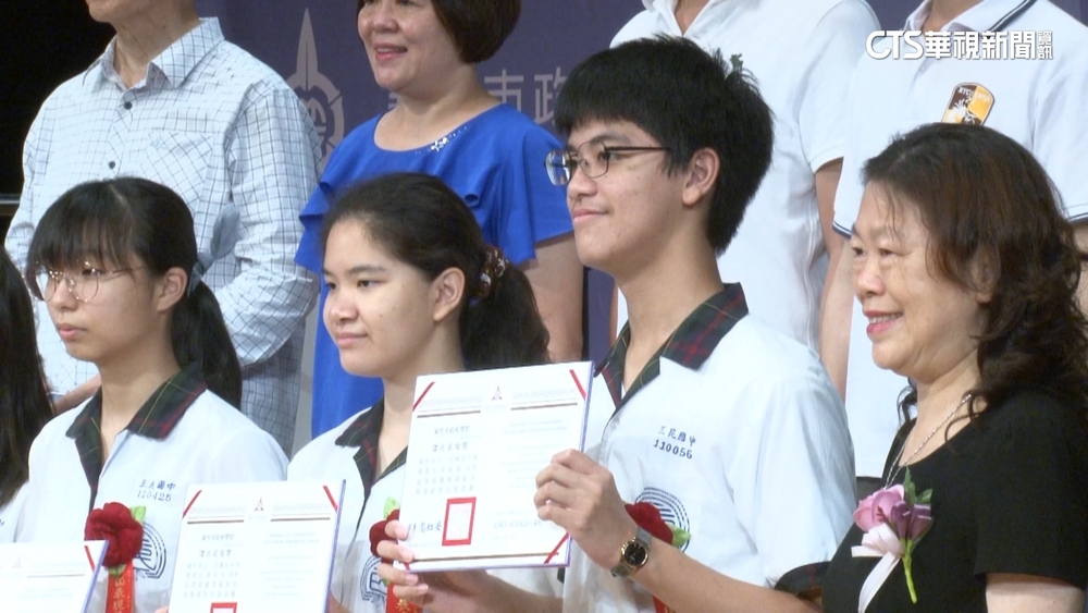 家長轟曬太陽領市長獎.拍照被制止　教育局：將精進