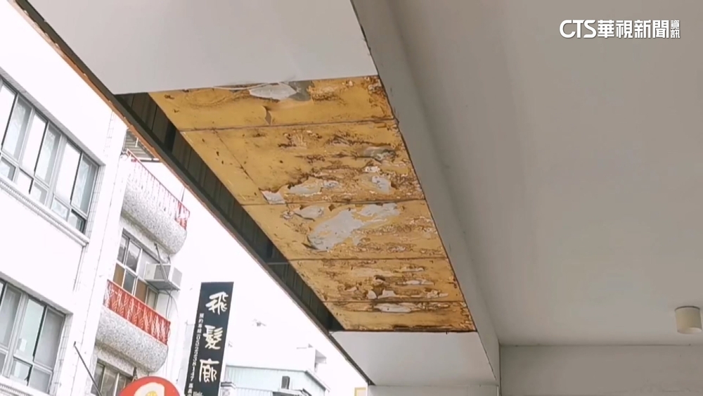 天花板大型薄板從天而降　少年路過慘遭砸頭