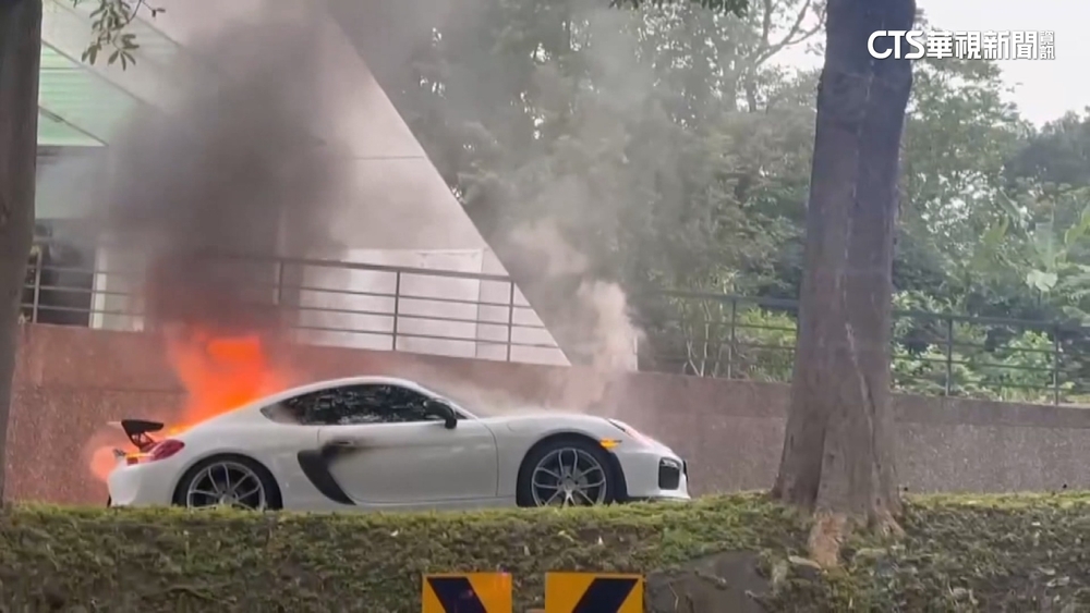 賽道版跑車火燒車　疑副水箱破裂致高溫竄火
