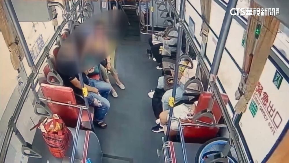 買菜推車放緊急出口　公車司機.乘客爆口角