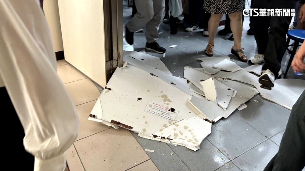 嘉縣國小畢業典禮驚魂！　「天花板掉落」砸傷2家長